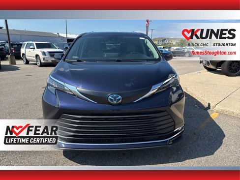 Used 2024 Toyota Sienna XLE image 3