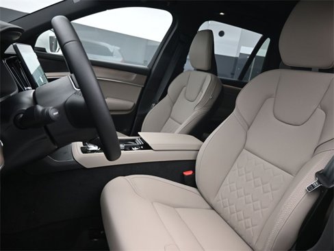 New 2026 Volvo XC90 B6 Plus w/ Protection Package Premier image 9