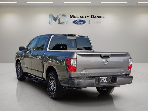 Used 2021 Nissan Titan SV w/ SV Convenience Package image 4