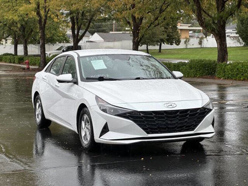 Used 2021 Hyundai Elantra SE image 2