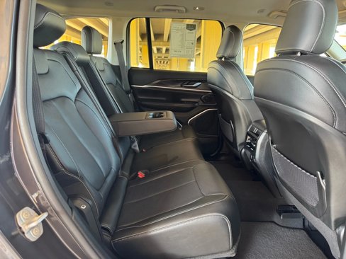 Used 2022 Jeep Grand Cherokee Limited image 25