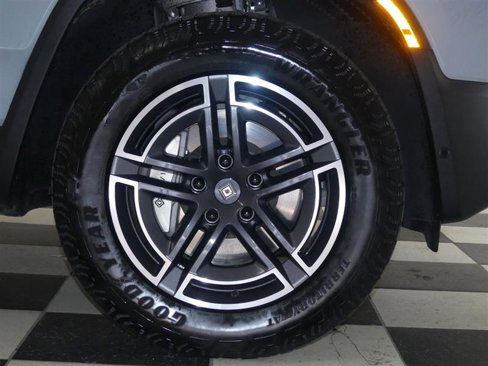 Used 2025 Rivian R1S Adventure image 37