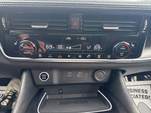 Used 2022 Nissan Rogue Platinum w/ Head-Up Display Package image 31