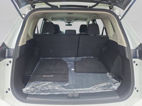 Used 2025 Nissan Rogue S image 29
