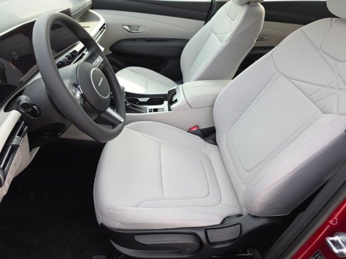 Certified 2025 Hyundai Tucson SE image 28