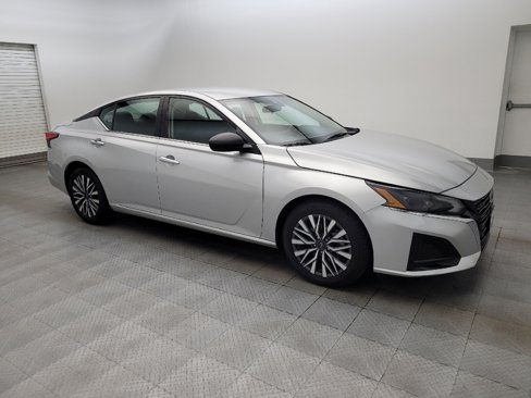 Used 2024 Nissan Altima 2.5 SV image 11