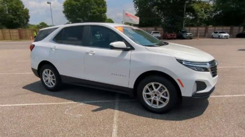 Used 2024 Chevrolet Equinox LT image 2