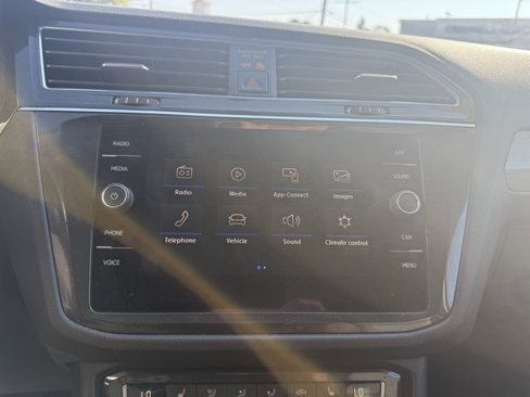 Used 2019 Volkswagen Tiguan SE image 17