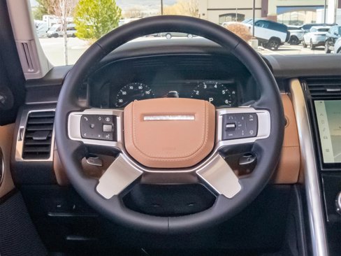 New 2025 Land Rover Discovery Metropolitan Edition image 13