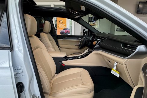 New 2025 Jeep Grand Cherokee L Limited w/ Luxury Tech Group II image 5