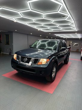 Used 2018 Nissan Frontier SV image 2