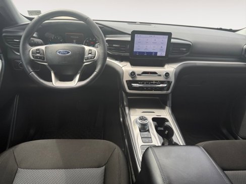 Used 2024 Ford Explorer XLT image 2