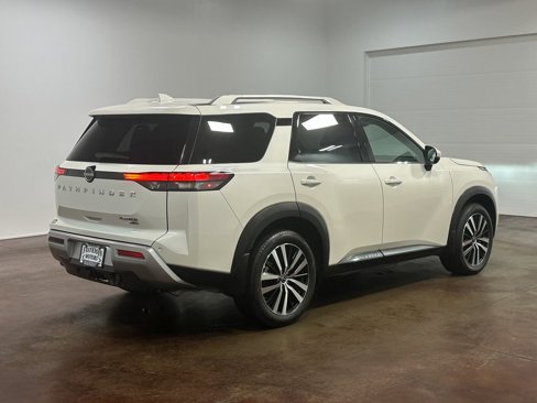 Used 2024 Nissan Pathfinder Platinum image 27