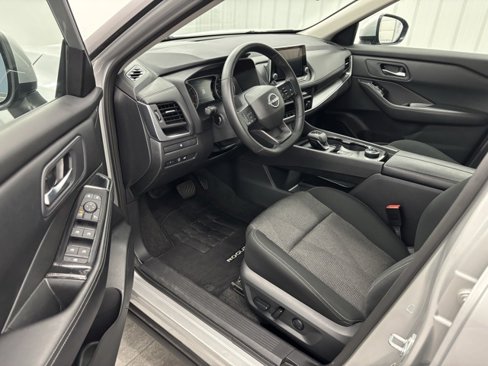 Used 2025 Nissan Rogue SV image 11