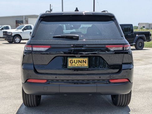 New 2025 Jeep Grand Cherokee Limited w/ Black Appearance Package image 4