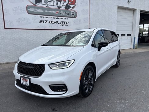 New 2026 Chrysler Pacifica Select image 3