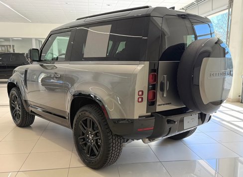 New 2025 Land Rover Defender 90 X-Dynamic SE image 5