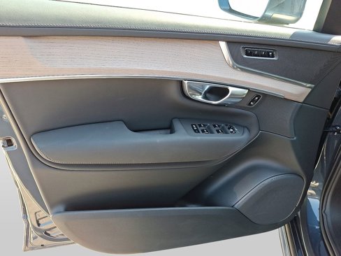 Certified 2025 Volvo XC90 B6 Plus image 12