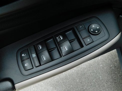 Used 2017 Jeep Cherokee Limited image 26