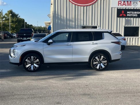 New 2025 Mitsubishi Outlander SE image 2