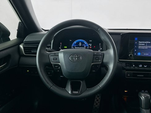 Used 2025 Toyota Camry SE image 18