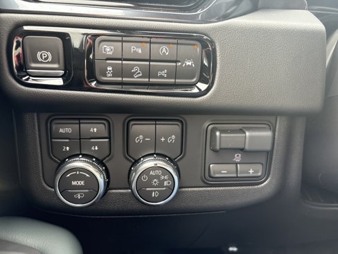 New 2026 GMC Yukon XL AT4 w/ AT4 Premium Plus Package image 32