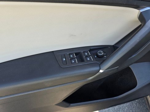 Used 2020 Volkswagen Tiguan SE w/ Panoramic Sunroof Package image 24