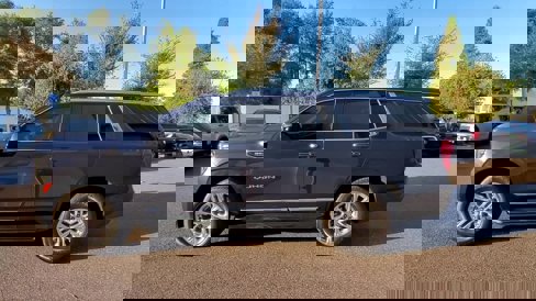 Used 2023 GMC Yukon SLT w/ SLT Premium Package image 42
