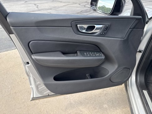 Certified 2025 Volvo XC60 B5 Plus image 5