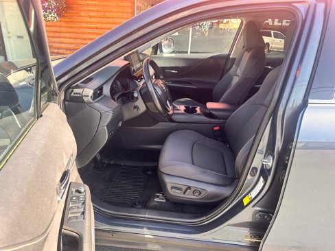 Used 2024 Toyota Venza LE image 12