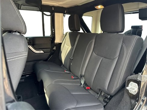 Used 2017 Jeep Wrangler Unlimited Rubicon w/ Connectivity Group image 40