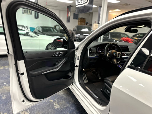 Used 2022 BMW X5 xDrive40i w/ M Sport Package image 11