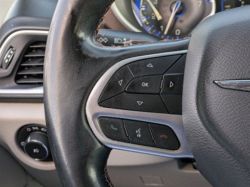 Used 2018 Chrysler Pacifica Touring-L image 16