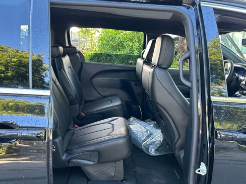 New 2025 Chrysler Pacifica Select image 30