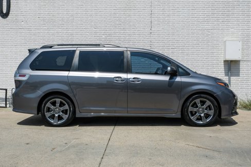 Used 2019 Toyota Sienna SE image 6