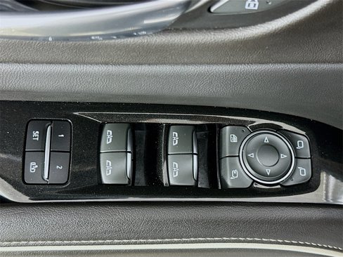 Used 2022 Cadillac Escalade ESV Luxury w/ LPO, Illumination Package image 18