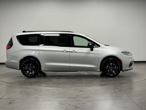 New 2026 Chrysler Pacifica Limited image 9