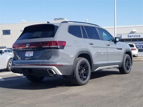 New 2025 Volkswagen Atlas Peak Edition SE image 3
