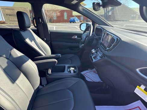 New 2025 Chrysler Voyager LX image 10