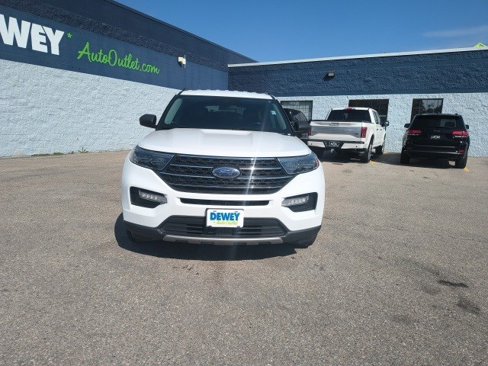 Used 2022 Ford Explorer XLT w/ Equipment Group 202A image 8