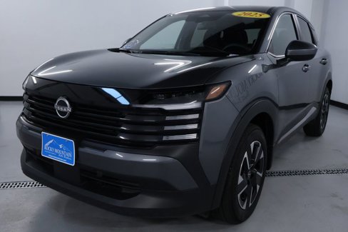 Used 2025 Nissan Kicks SV image 3