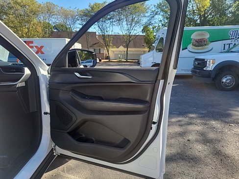 Used 2023 Jeep Grand Cherokee Altitude image 14