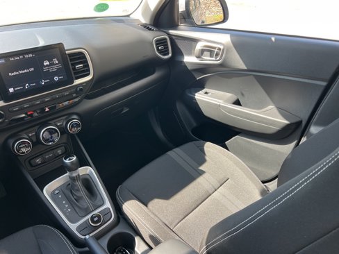 Used 2025 Hyundai Venue SEL image 22