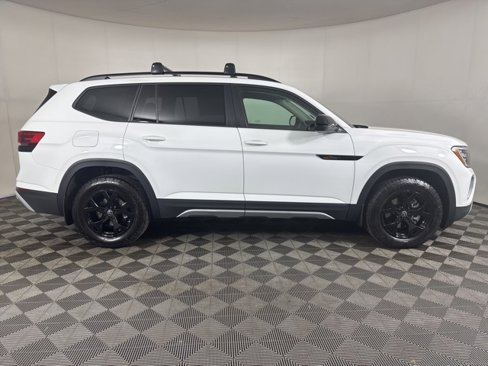 New 2025 Volkswagen Atlas Peak Edition SE image 2