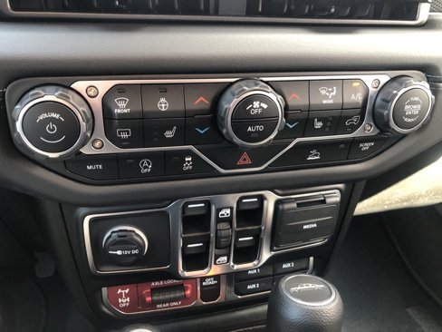 Used 2025 Jeep Gladiator Mojave w/ Convenience Group image 9