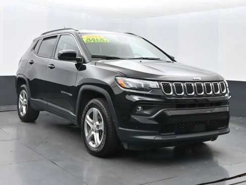 Used 2024 Jeep Compass Latitude image 2