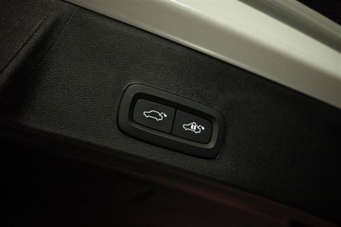 Used 2024 Volvo XC40 B5 Plus image 8