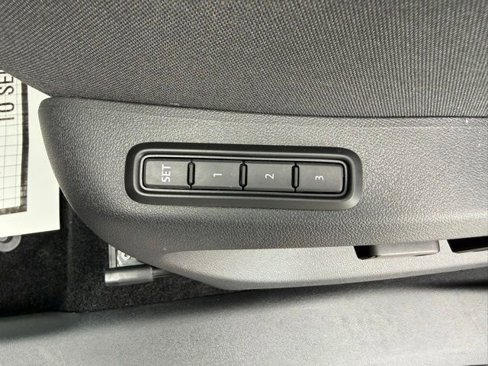Certified 2025 Volkswagen Tiguan SEL R-Line image 25
