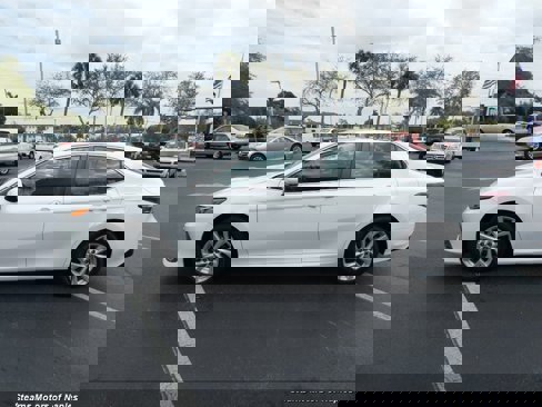 Used 2022 Toyota Camry LE image 10