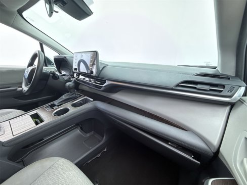 Used 2022 Toyota Sienna LE image 16